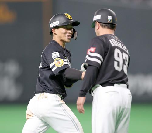 本塁打を放ち笑顔で村松コーチとタッチする野村勇（2022年4月24日撮影）