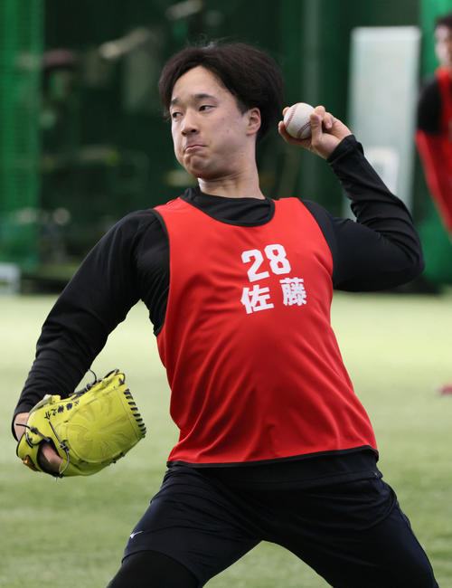 新人合同自主トレで、キャッチボールをする広島ドラフト2位の佐藤柳（2025年1月8日撮影）