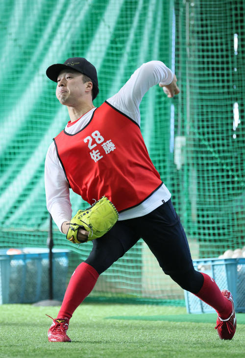 新人合同自主トレでキャッチボールをする広島ドラフト2位の佐藤柳（2025年1月11日撮影）