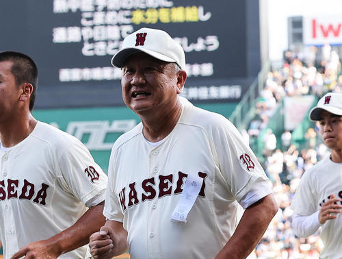 8月17日、全国高校野球　早実対大社　スタンドにあいさつへ向かう早実の和泉実監督