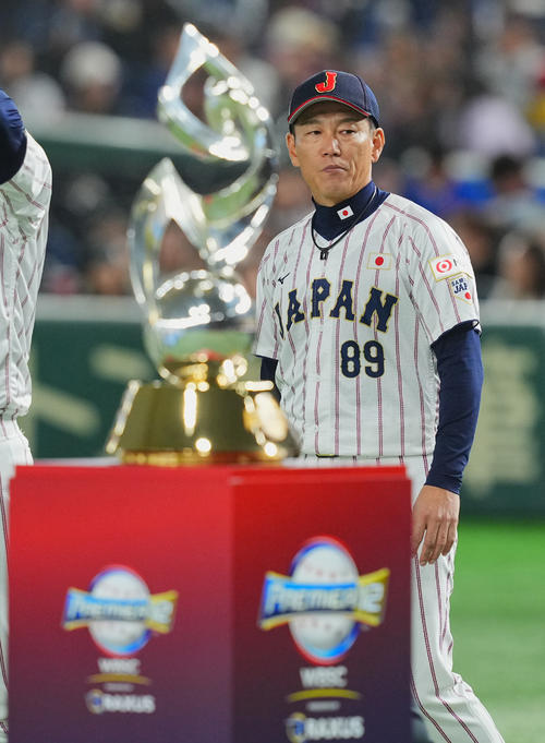 WBSCプレミア12決勝　日本対台湾　準優勝となりトロフィーを横目にさえない表情でセレモニーに臨む井端弘和監督＝2024年11月24日