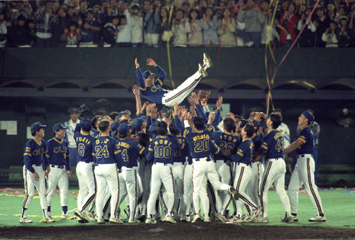 西武対オリックス　優勝を決め胴上げされる仰木彬監督（1995年9月19日撮影）