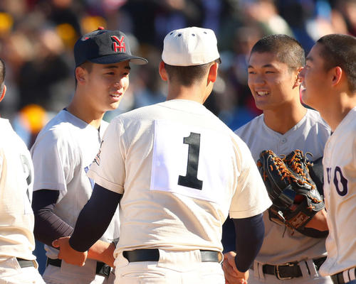 神宮大会決勝、東洋大姫路・阪下（中央）と健闘をたたえ合う横浜・奥村頼（左）