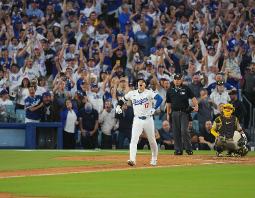 10月5日の地区シリーズ開幕戦　ドジャース対パドレス　第1戦　2回裏ドジャース2死一、二塁、右越えに同点の3点本塁打を放ち、雄たけびを上げる大谷翔平（撮影・菅敏）