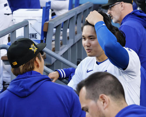 ５月18日、ドジャース対レッズ　ベンチで髪をかき上げ、山本に見せるドジャース大谷（撮影・藤尾明華）