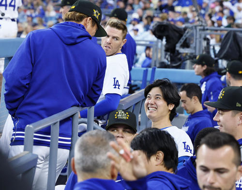 ５月18日、ドジャース対レッズ　ベンチで山本と談笑するドジャース大谷（撮影・藤尾明華）