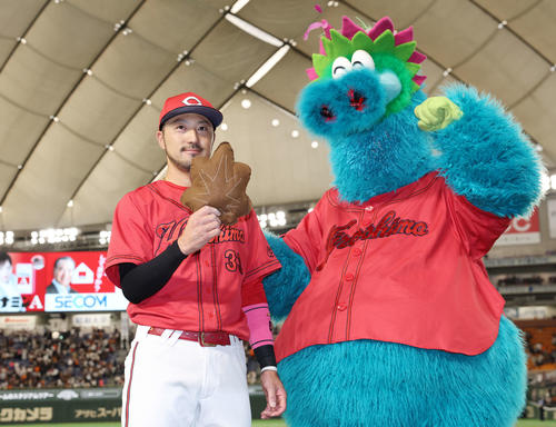 巨人対広島　もみじまんじゅうを手にスラィリーと記念撮影する広島菊池涼介＝2024年6月29日