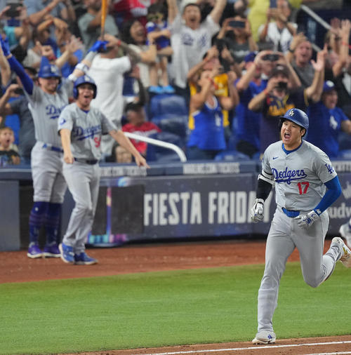 50号2点本塁打を放ち、雄たけびを上げる大谷（2024年9月19日撮影）