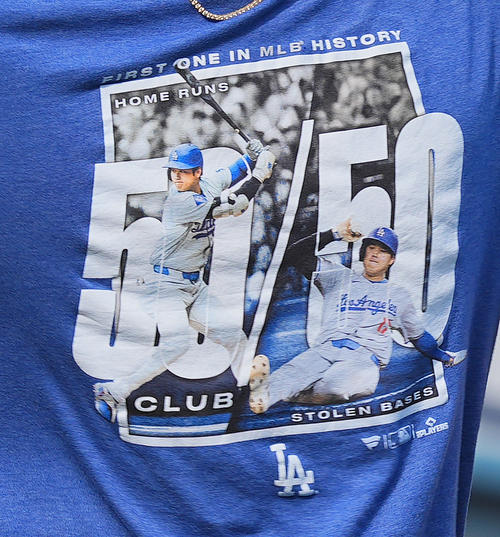 ドジャース対ロッキーズ　試合前、選手たちが着ている大谷50／50Tシャツ（撮影・菅敏）