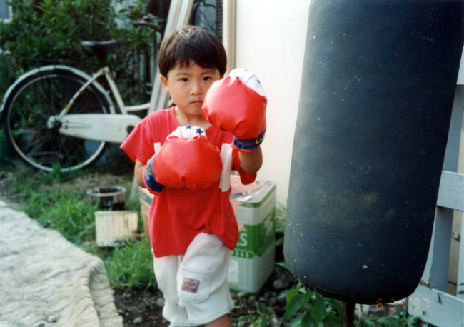 4歳の時、自宅にあったサンドバッグの横でファイティングポーズを取る井上尚弥＝1997年6月24日　外部提供