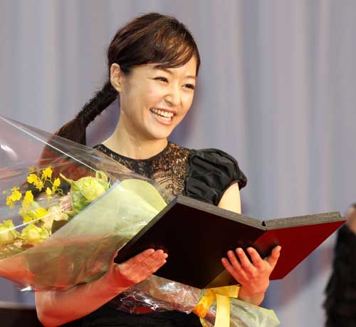 新人賞を受賞した井上真央は、笑顔で喜びを語った（撮影・浅見桂子）