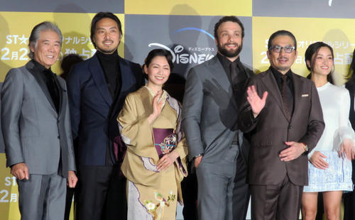 ディズニープラスSTARオリジナルシリーズ「将軍」ジャパンプレミア試写会に出席した、左から西岡徳馬、平岳大、二階堂ふみ、コズモ・ジャーヴィス、真田広之、アンナ・サワイ（2024年2月撮影）