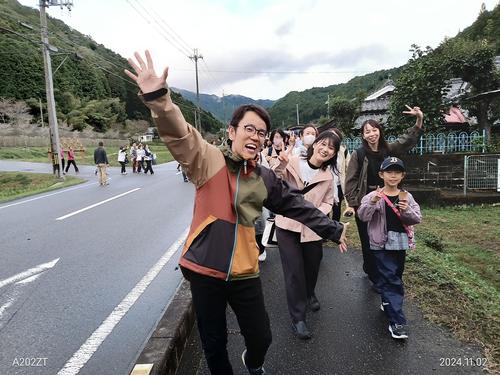 ファンとともに市川町を訪れ、ウオーキングなどを楽しんだ女と男の市川