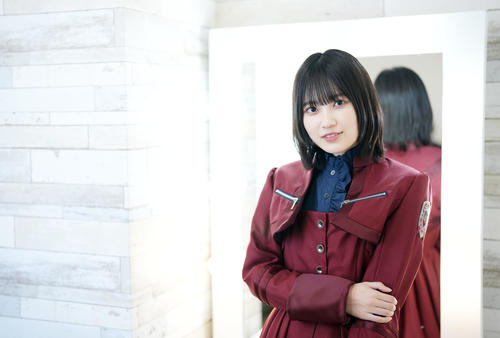 笑顔でカメラを見つめる櫻坂46的野美青（撮影・横山健太）