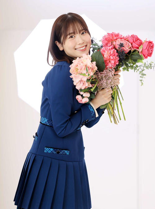 卒業を控えた日向坂46の丹生明里は、花束を手に優しい笑顔を見せる（撮影・浅見桂子）