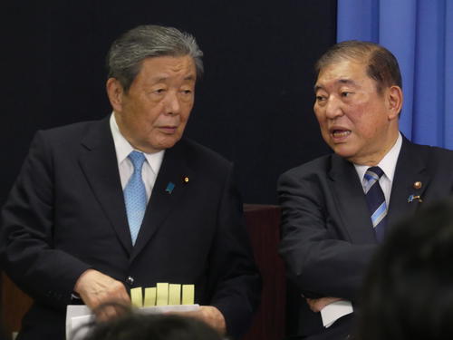 自民党の森山裕幹事長と言葉を交わす石破茂首相（2024年9月撮影）