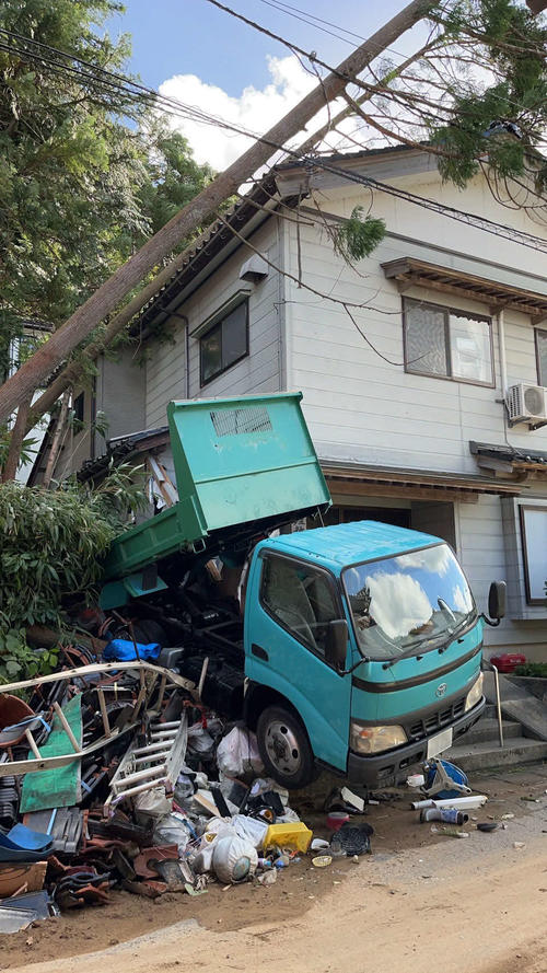 土砂崩れで立ち入り禁止となった角居勝彦元調教師の自宅兼布教所（角居氏提供）※一部加工