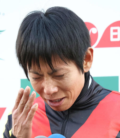 優勝インタビューで感極まる北村友騎手（撮影・丹羽敏通）