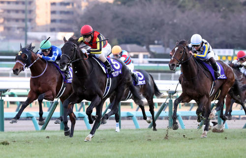 直線伸びてホープフルSを制したクロワデュノールと北村友騎手（撮影・丹羽敏通）