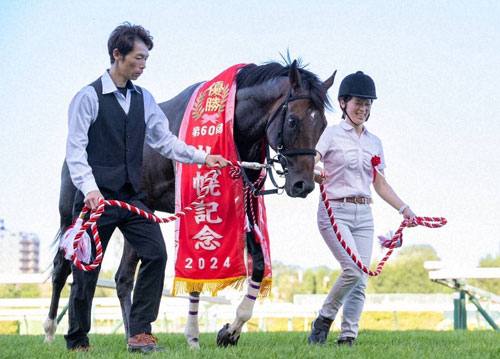 札幌記念を制したノースブリッジと担当の松島久美子厩務員