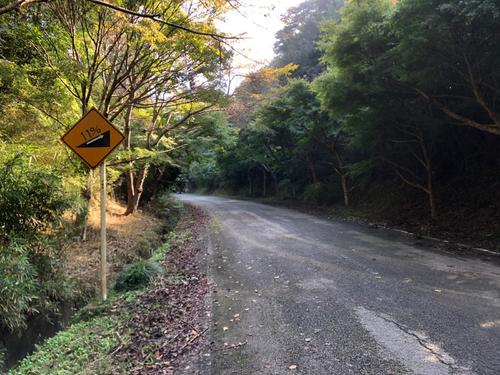 23日午前10時29分、君津の山道。勾配11％の坂を上る