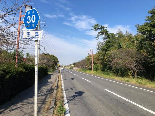 23日午後1時47分、白子町。真っ直ぐに伸びる九十九里ビーチライン（県道30号）