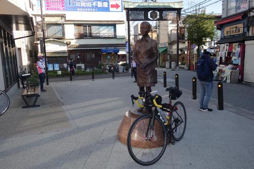 柴又駅前のさくら像