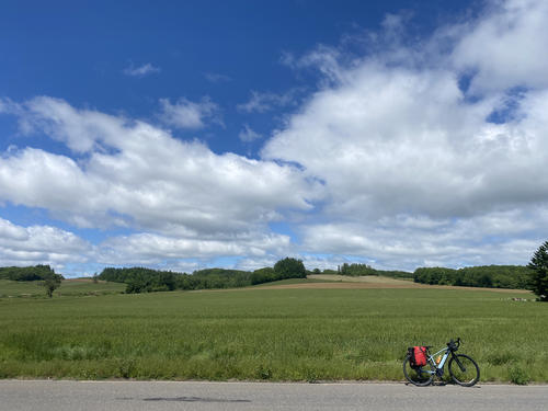 北海道らしい広い景色、大きな空が広がる