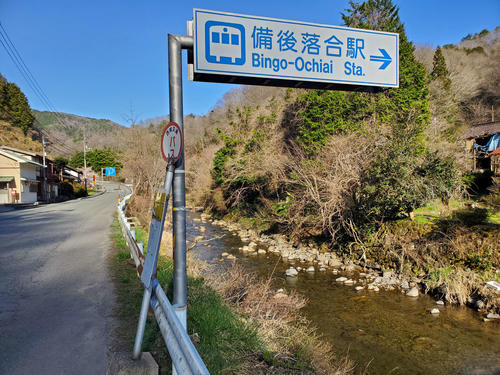 〈21〉駅への案内板の柱にもたれかかるようにバス停があった