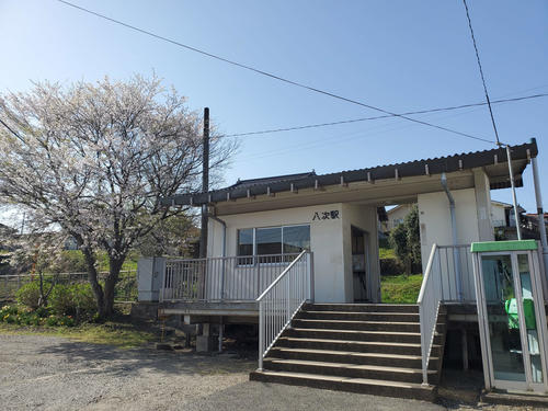 〈11〉八次駅は小さな階段でホームに入る