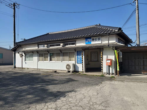 〈6〉神杉駅の開設は大正期だが駅舎は現駅名となった昭和初期のもののようだ