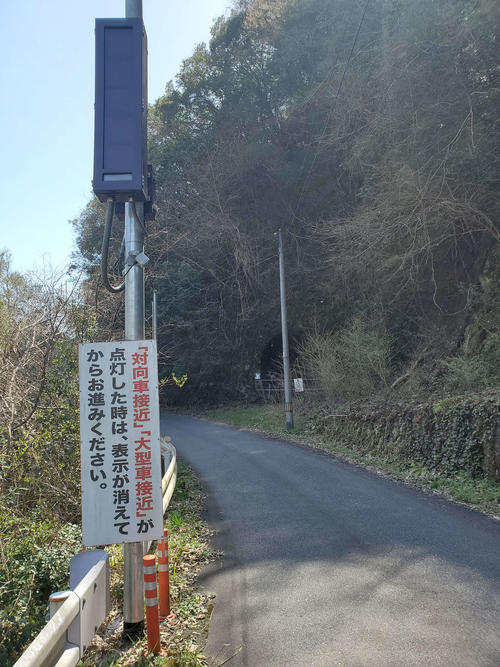 〈11〉道路が狭く車のすれ違いも大変だが歩くには問題ない