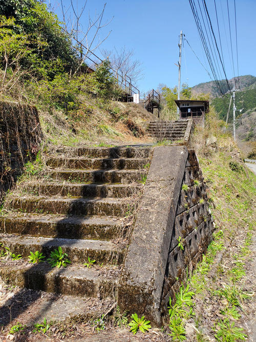 〈15〉階段を上ったところに駅舎があり、さらにその上にホームがある構造だった