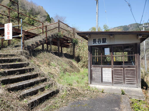 〈16〉駅舎はそのまま残る。ホームには立ち入り禁止となっている