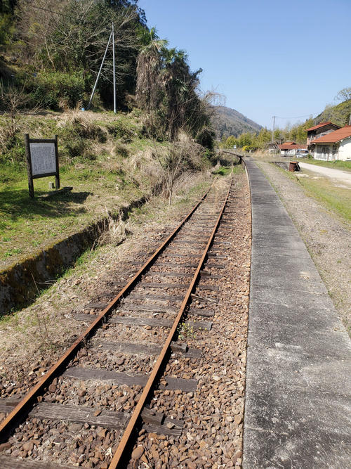 〈6〉待合室側には立ち入り禁止の柵があるが事実上、ホームに入れるようになっている