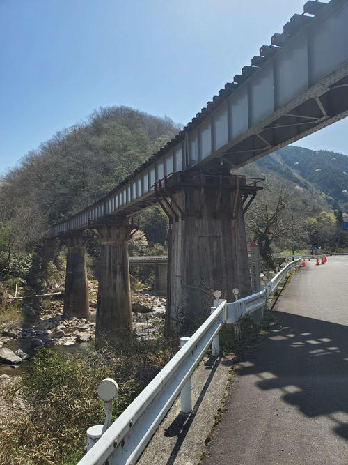 〈10〉長谷駅へ向かう道路はひとつだけ交差点があるが今も残る橋梁に沿っていけばいい