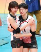 女子バレーボール準々決勝　米国に敗れた後、長岡（右）をねぎらう木村（撮影・江口和貴）