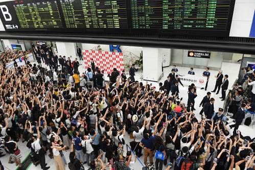 大勢のファンに見守られながら成田空港を後にする日本代表イレブン（撮影・横山健太）