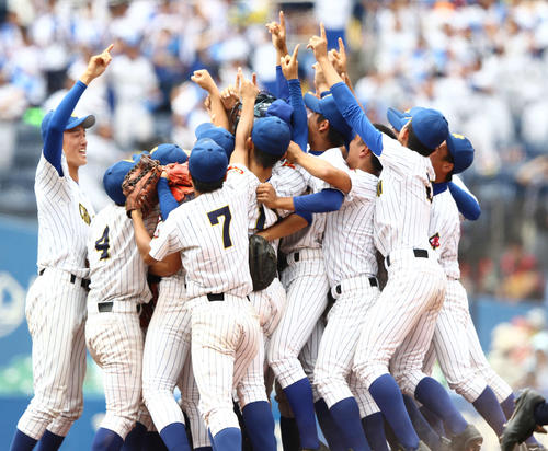 夏の甲子園出場を決め、マウンド上で喜ぶ中央学院の選手ナイン（18年7月26日）