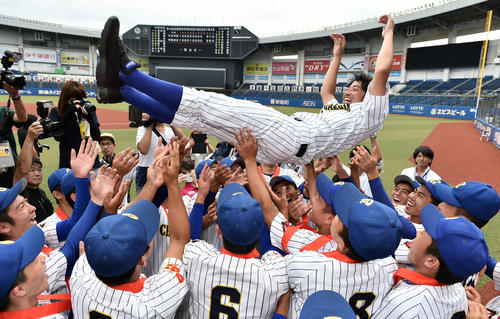 夏の甲子園出場を決め、中央学院ナインに胴上げされ宙を舞う相馬監督（18年7月26日）