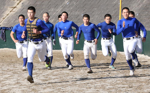 練習でダッシュする中央学院の選手たち（18年1月26日）