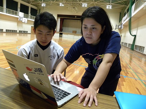 「翔晋杯」前にプレゼンテーションの内容を確認する山本翔斗主将（左）と植木美里監督