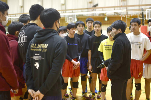 選手を集めて気が付いたことを伝える中根聡太コーチ