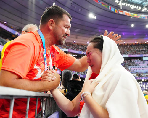 女子やり投げで優勝しセケラック・コーチ（左）と喜び合う北口（撮影・江口和貴）