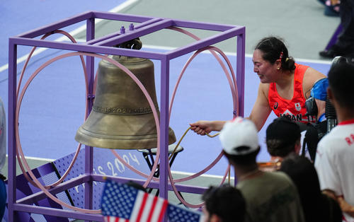 女子やり投げ決勝、金メダルの北口（右）は優勝の鐘を鳴らす（撮影・垰建太）