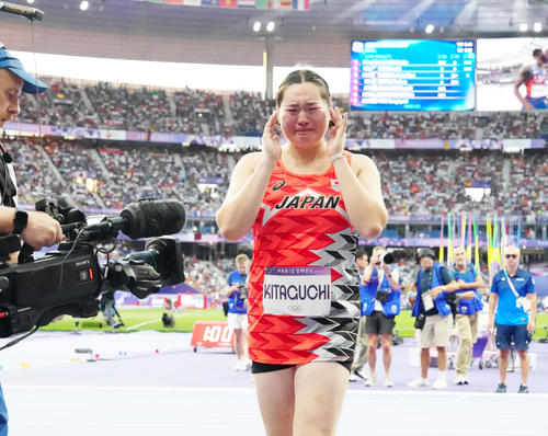 女子やり投げで優勝し涙を流す北口（撮影・江口和貴）