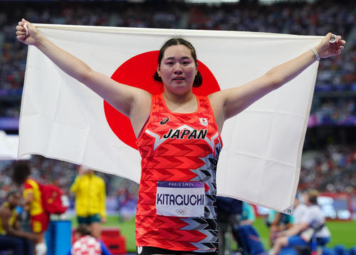 女子やり投げで優勝し日の丸を掲げる北口（撮影・江口和貴）