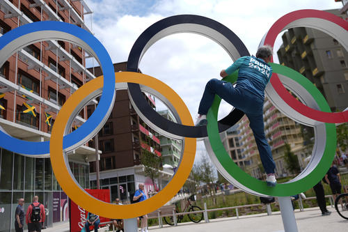 パリ五輪の選手村に掲げられた五輪マーク（AP)