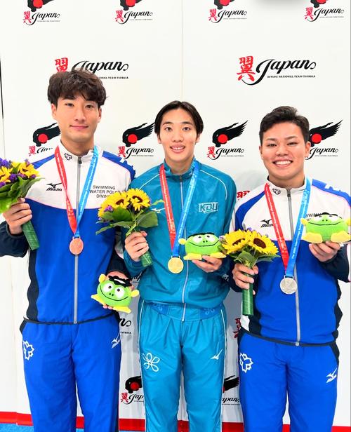 男子3メートル板飛び込みで優勝した二羽倖駕、2位の伊熊扇李、3位の坂田麗鳳　日本水泳連盟飛込翼JAPAN公式インスタより