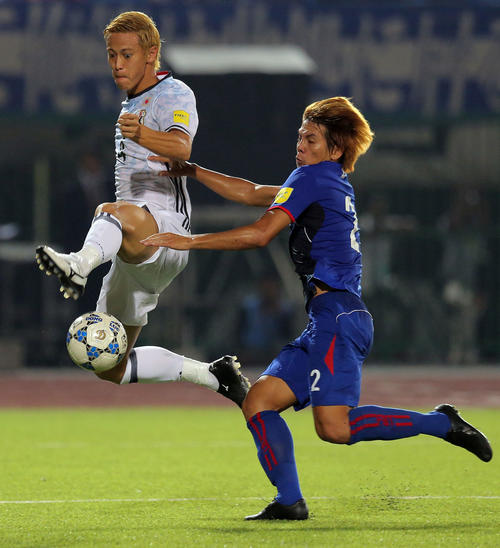 2015年11月、Ｗ杯アジア2次予選のカンボジア戦、ジャンピングボレーでゴールを狙う本田